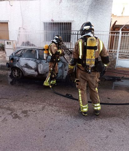 Servicios de emergencia sofocan incendio de vehículo en Archena
