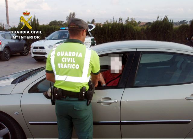 La Guardia Civil investiga a un conductor por delito de falsedad documental de la pegatina de la ITV,  en la carretera RM-533