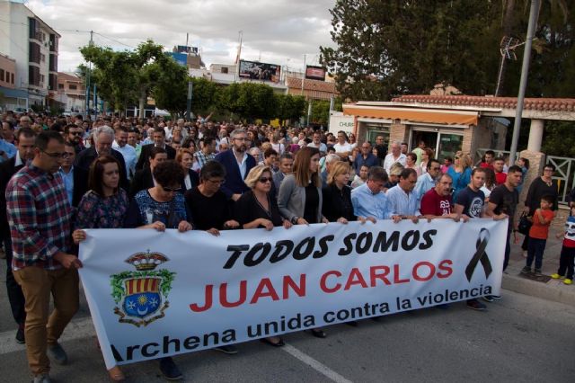Más de 1.500 personas se solidarizan en una marcha pacífica con el archenero fallecido por apuñalamiento en Molina