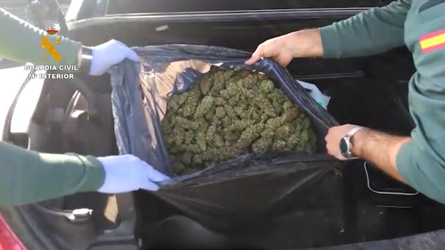 La Guardia Civil detiene a dos personas con cerca de seis kilos de marihuana en un turismo