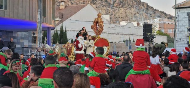 Papá Noel ilumina el corazón de los archeneros más pequeños con un espectacular desfile lleno de ilusión
