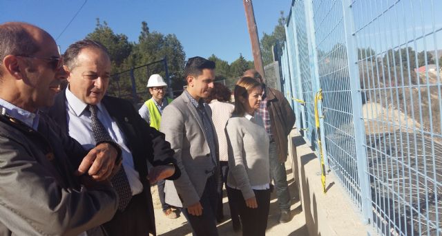 El Concejal de Educación y la Directora de Centros visitan las obras de estabilización del talud del IES Pedro Guillén