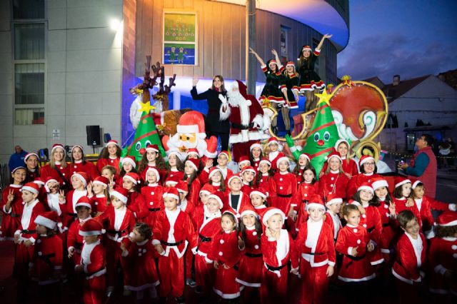 Papá Noel vuelve a llevar ilusión y fantasía a miles de niños que presencian el desfile