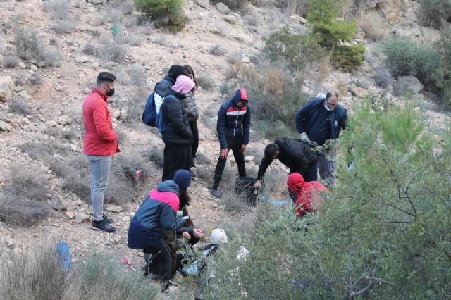 Alumnos del IES Pedro Guillén inician el proyecto de reforestación del Monte El Ope
