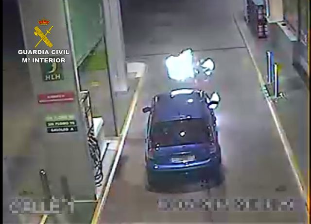 La Guardia Civil extingue el incendio de un vehículo en una gasolinera