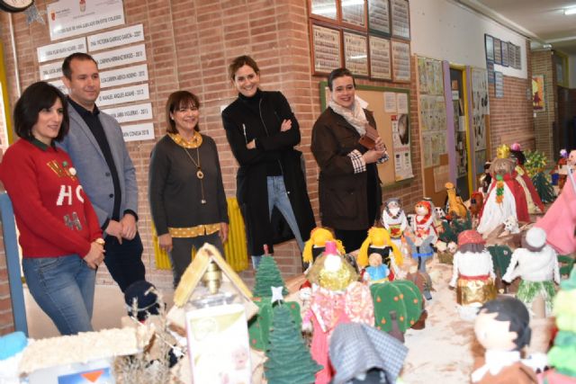Alcaldesa de Archena visita el belén artesanal del Alcolea Lacal y felicita la Navidad a los mayores de la Residencia Azahar