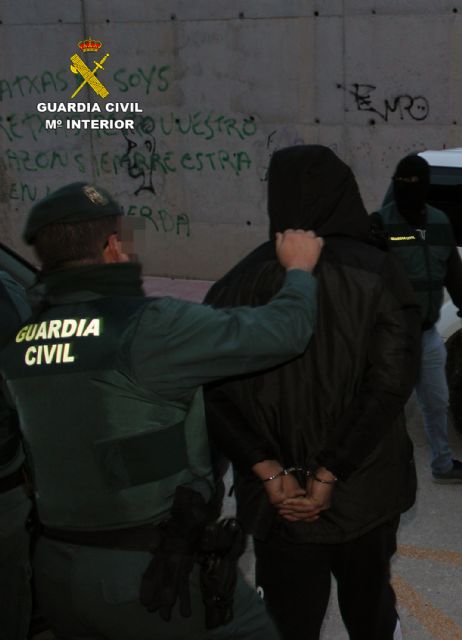 La Guardia Civil detiene en Archena a cinco personas por tenencia ilícita de armas y tráfico de drogas