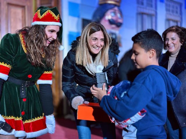 ´La Estrella de los Deseos´ de Archena cumple su objetivo y entrega los regalos navideños entre los niños más vulnerables del municipio