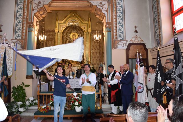 Los festeros de Moros y Cristianos de Archena volvieron a solicitarle la bandera a la Patrona la Virgen de la Salud, en el acto de la 'Arrancá'