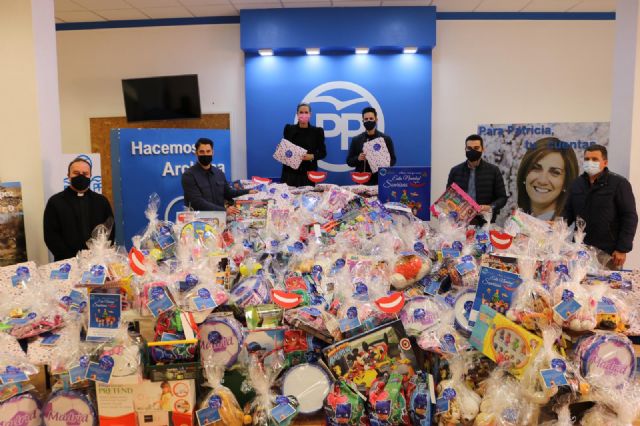 Nuevas Generaciones de Archena recoge más de 3.000 juguetes en su campaña solidaria