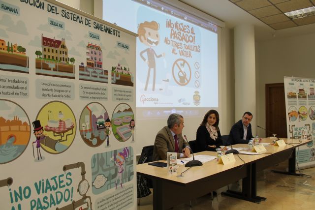 Alcaldesa y directivos de ESAMUR y ACCIONA presentan la campaña municipal de concienciación '¡No viajes al pasado!, no tires toallitas al váter'