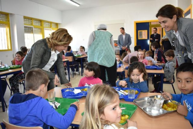 La consejera Adela Martínez-Cachá visita el comedor escolar del colegio José Alcolea Lacal de Archena