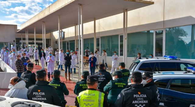 Miembros de la Guardia Civil, Policía Local y sanitarios se tributan un emocionante homenaje en las puertas del Centro de Salud
