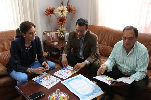 Directivos de Moros y Cristianos de Archena le presentan la revista oficial de las fiestas 2016 a la Alcaldesa