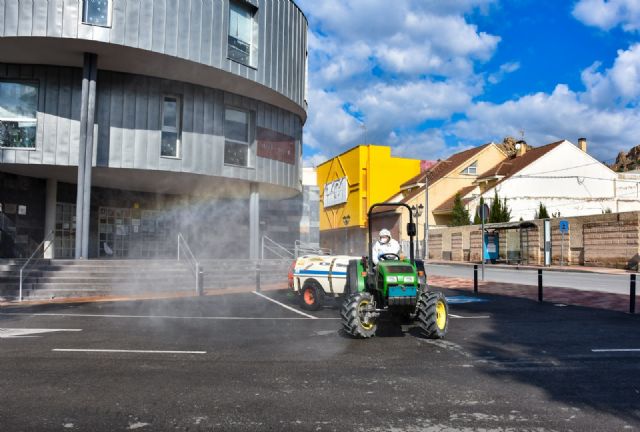 Calles y plazas de Archena vuelven a ser desinfectadas pero en esta ocasión con tractores agrícolas