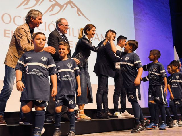 Archena presenta 'a lo grande' a sus equipos de fútbol en el Cine de Verano